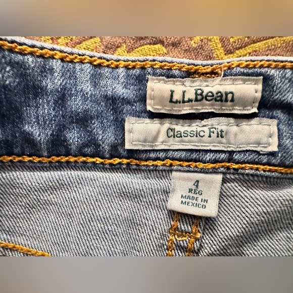 L.L. Bean Classic Fit Straight Leg Jeans Size 4 Great Condition - Picture 3 of 6